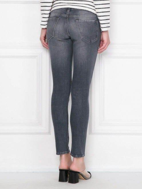 Укороченные джинсы с потертостями - МодельВерхНиз1