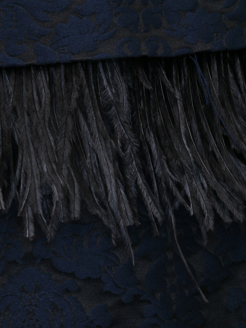 Платье-футляр с баской, декорированное перьями - Деталь