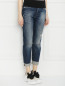 Укороченные джинсы с потертостями Guess  –  МодельВерхНиз