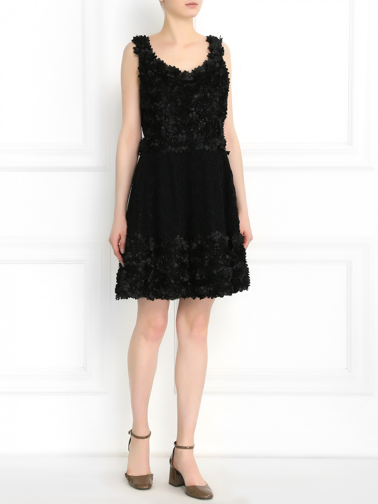 Платье без рукавов с цветочной аппликацией Moschino  –  Модель Общий вид  – Цвет:  Черный