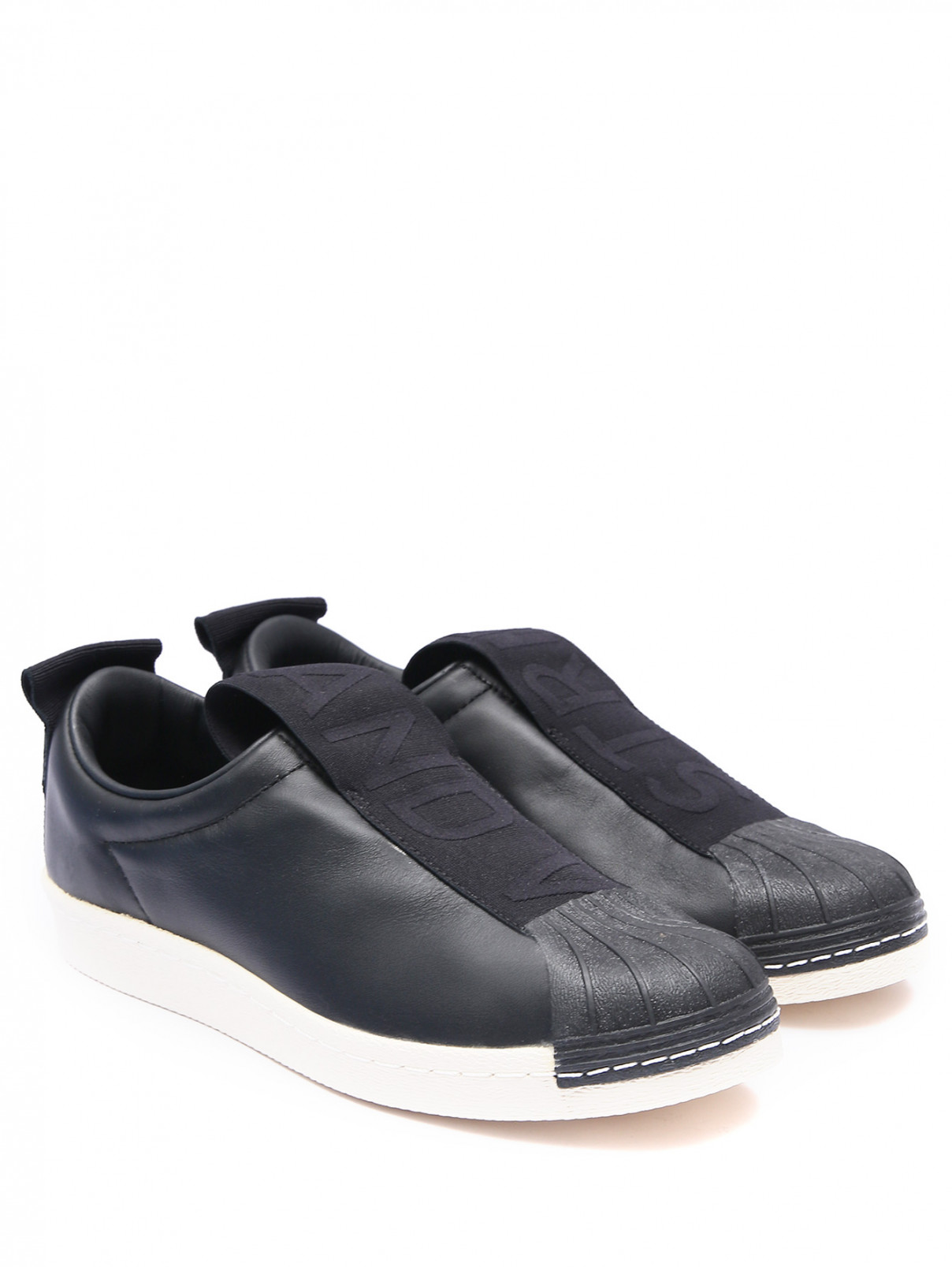 Комбинированные слипоны на контрастной подошве Adidas Originals  –  Общий вид  – Цвет:  Черный