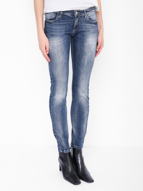 Прямые джинсы с вышивкой - МодельВерхНиз