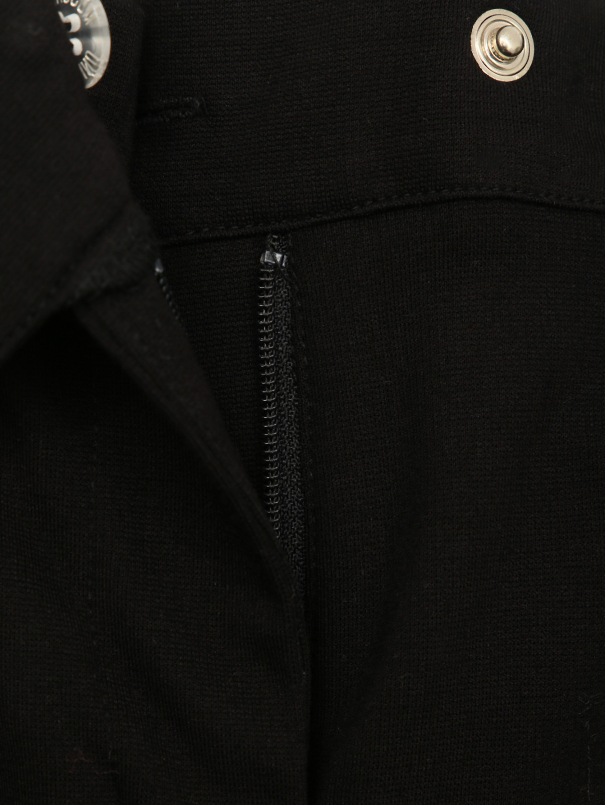 Трикотажные брюки со стрелками Moschino Kid  –  Деталь1  – Цвет:  Черный