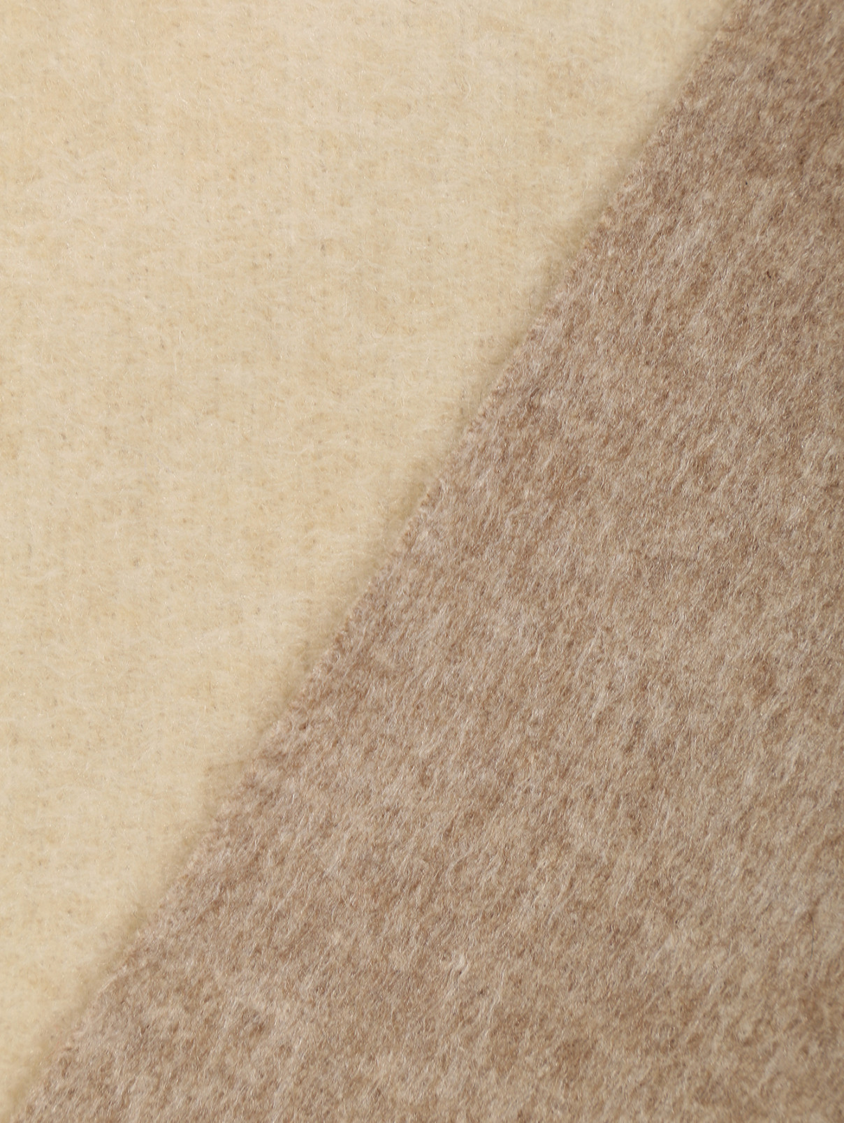 Однотонный шарф из шелка и кашемира Piacenza Cashmere 1733  –  Деталь  – Цвет:  Бежевый