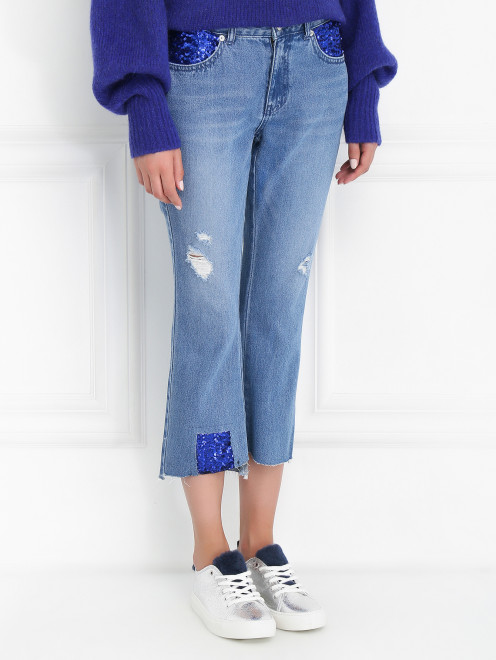 Укороченные джинсы декорированные пайетками - Модель Верх-Низ