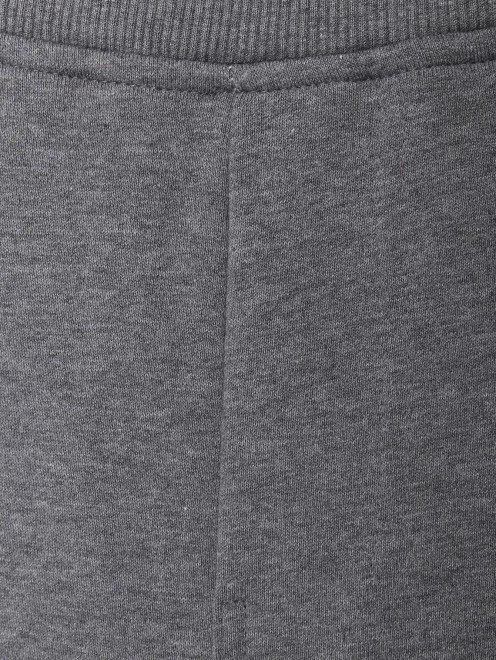 Трикотажные брюки из хлопка на резинке с карманами - Деталь