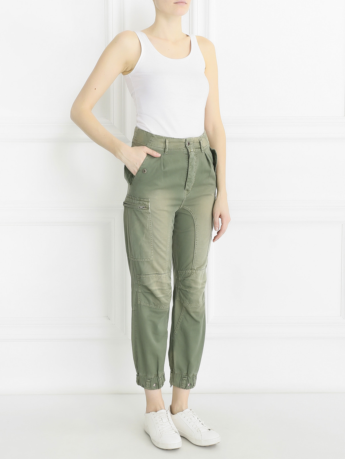 Укороченные брюки с потертостями и накладными карманами CLOSED  –  Модель Общий вид  – Цвет:  Зеленый