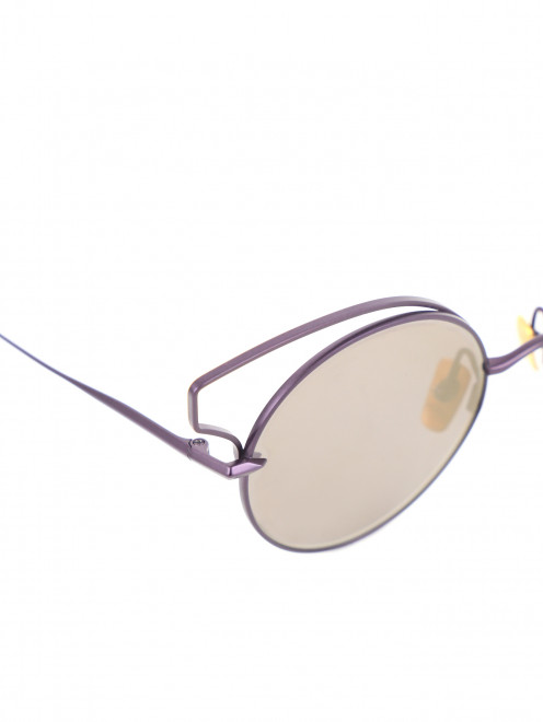 Солнцезащитные очки с металлической оправой  - Деталь