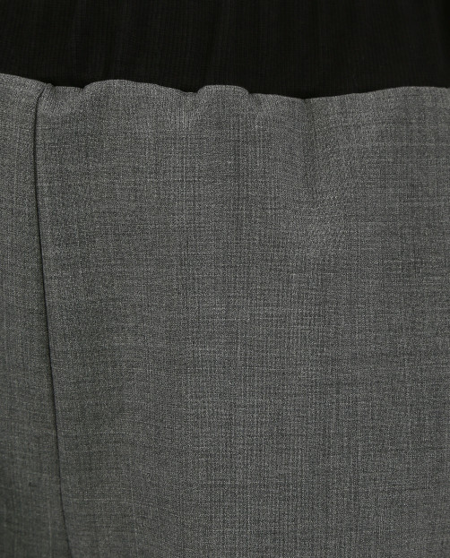 Шорты-бермуды с поясом на резинке и боковыми карманами - Общий вид