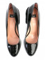 Туфли из лаковой кожи на устойчивом каблуке с декором Moschino Boutique  –  Обтравка4