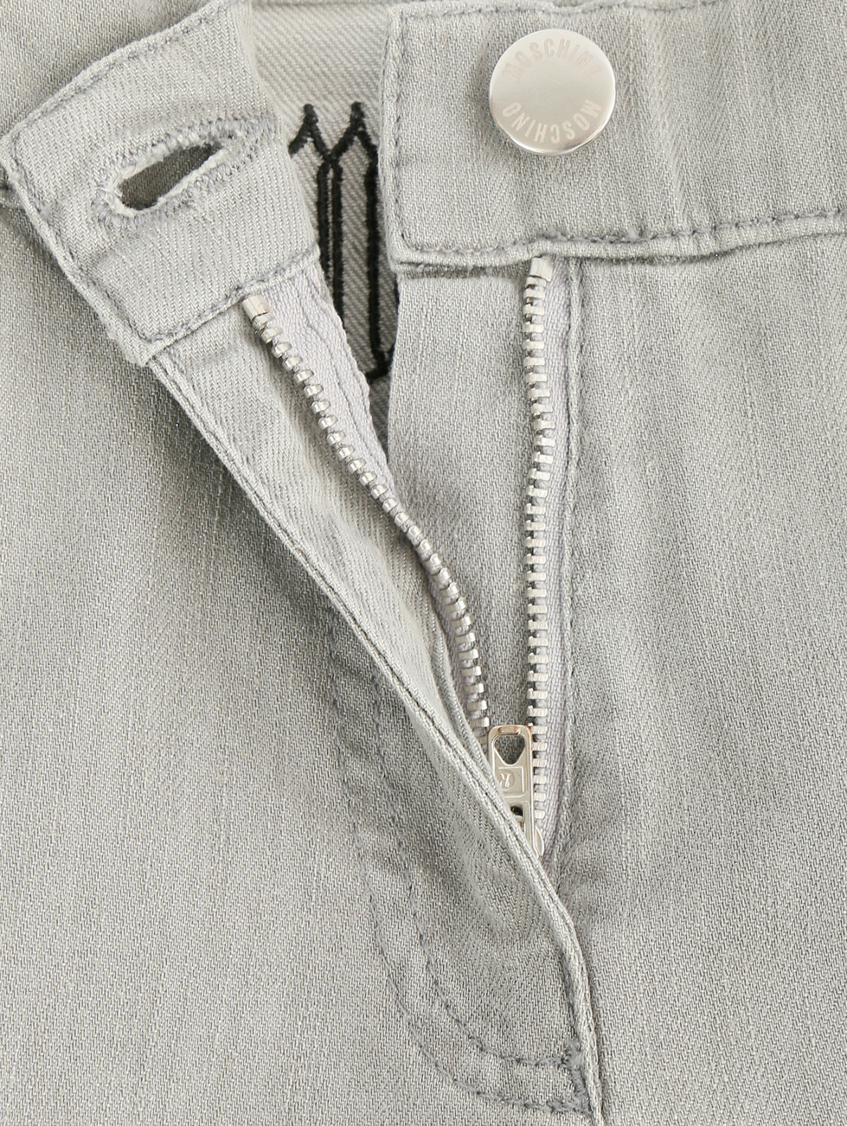 Джинсы с вышивкой и молниями на манжетах Moschino  –  Деталь  – Цвет:  Серый