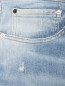 Джинсы из светлого денима с потертостями Calvin Klein  –  Деталь