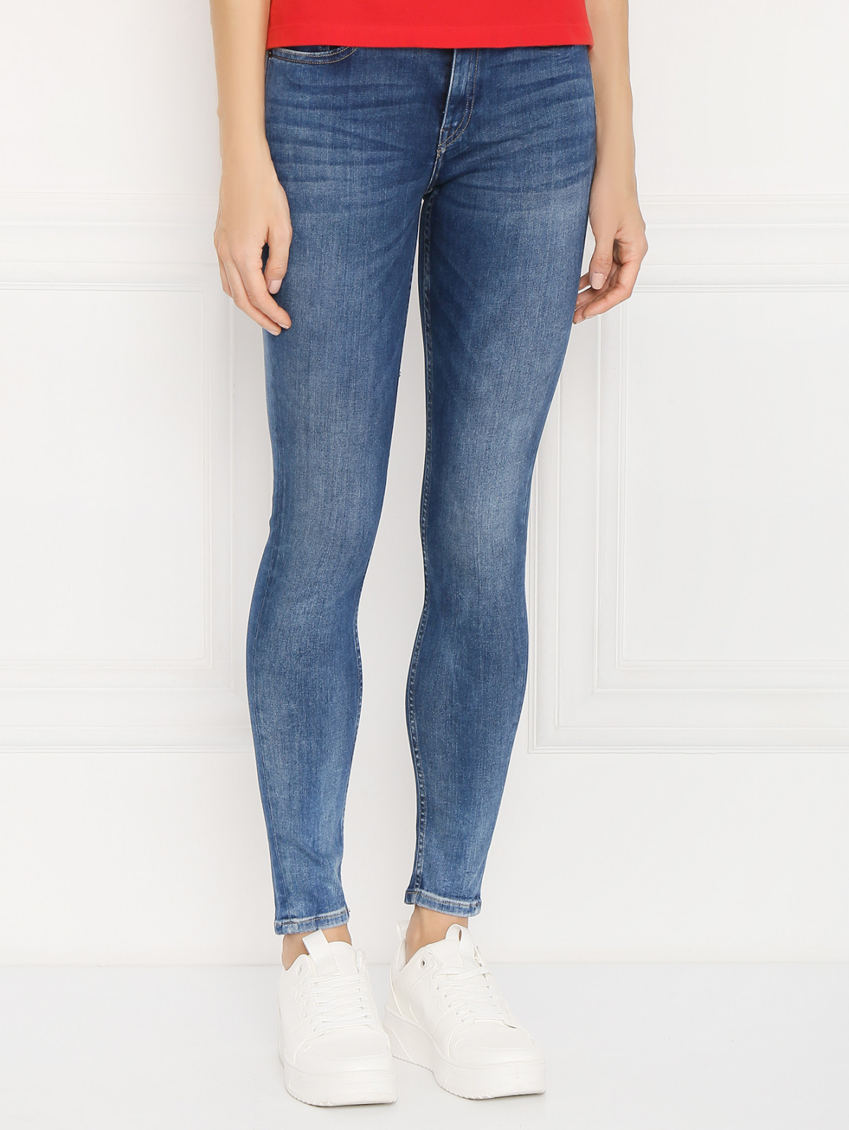 Джинсы зауженного кроя с потертостями Tommy Jeans  –  МодельВерхНиз  – Цвет:  Синий