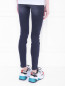 Зауженные джинсы с вышивкой Love Moschino  –  МодельВерхНиз1