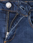 Зауженные джинсы с карманами Guess  –  Деталь