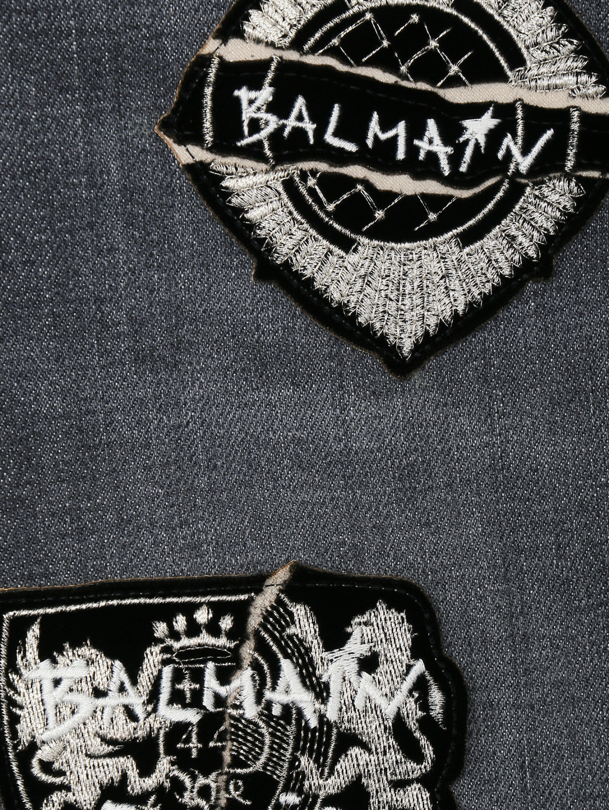 Прямые джинсы с аппликацией BALMAIN  –  Деталь2  – Цвет:  Серый