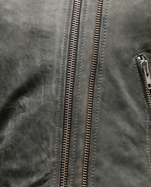 Кожаная куртка-косуха с боковыми карманами - Деталь