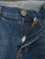 Джинсы из темного денима с карманами Versace Jeans  –  Деталь