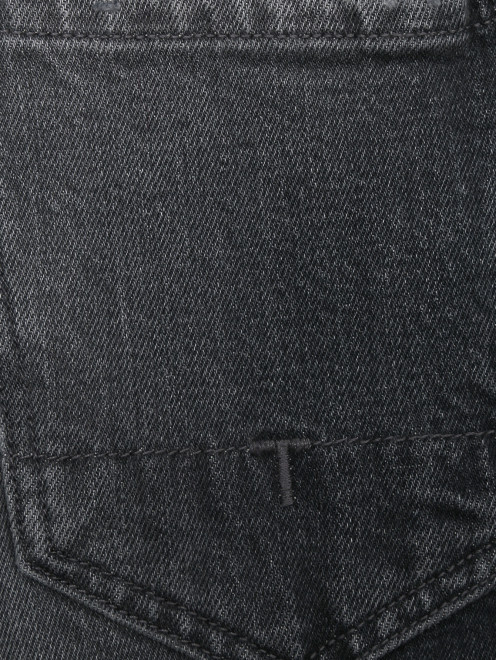 Укороченные джинсы с потертостями - Деталь