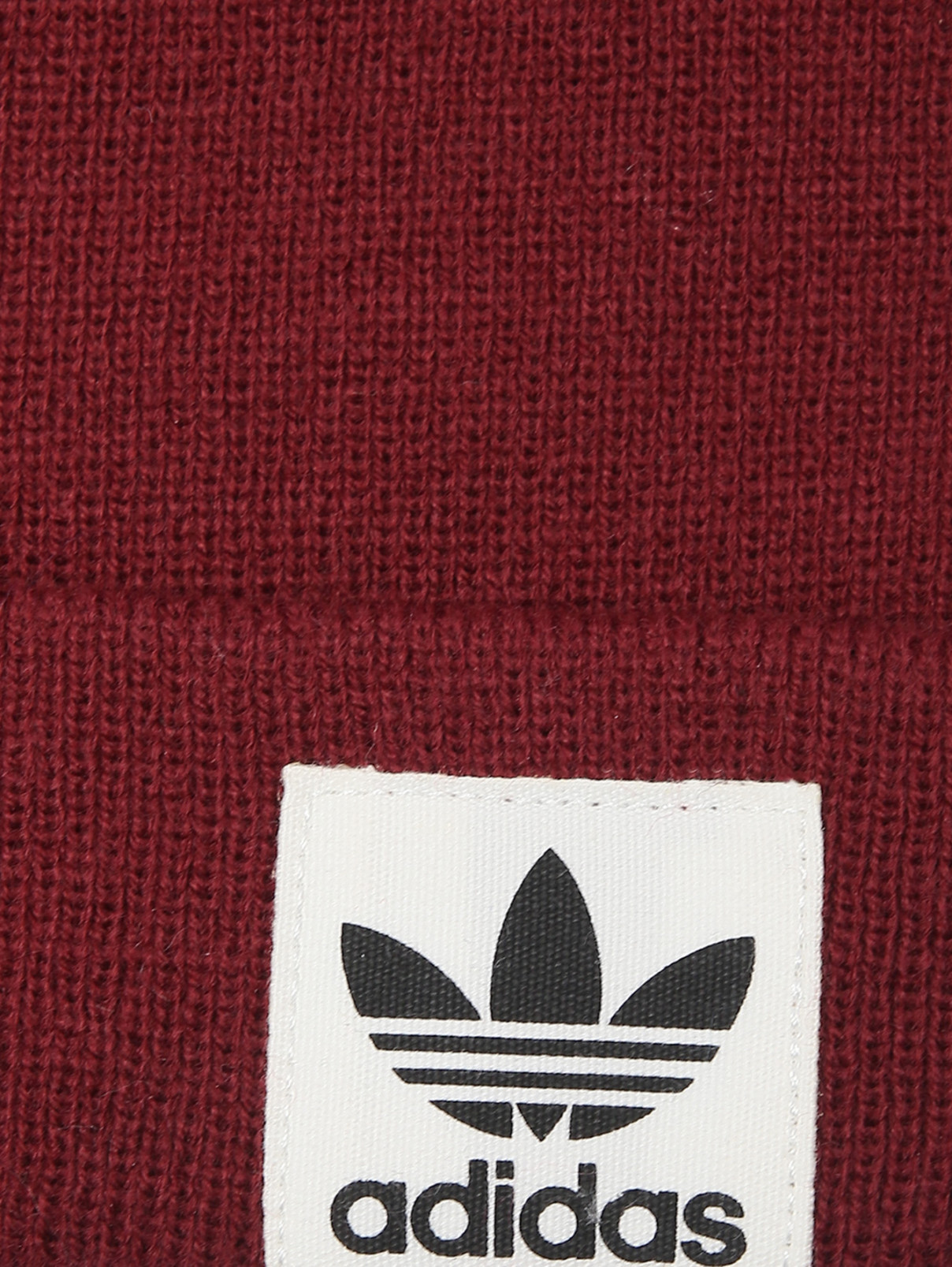 Шапка мелкой вязки с логотипом Adidas Originals  –  Деталь  – Цвет:  Красный