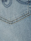 Узкие джинсы с потертостями AG Jeans  –  Деталь