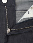 Джинсы с логотипом на заднем кармане Love Moschino  –  Деталь