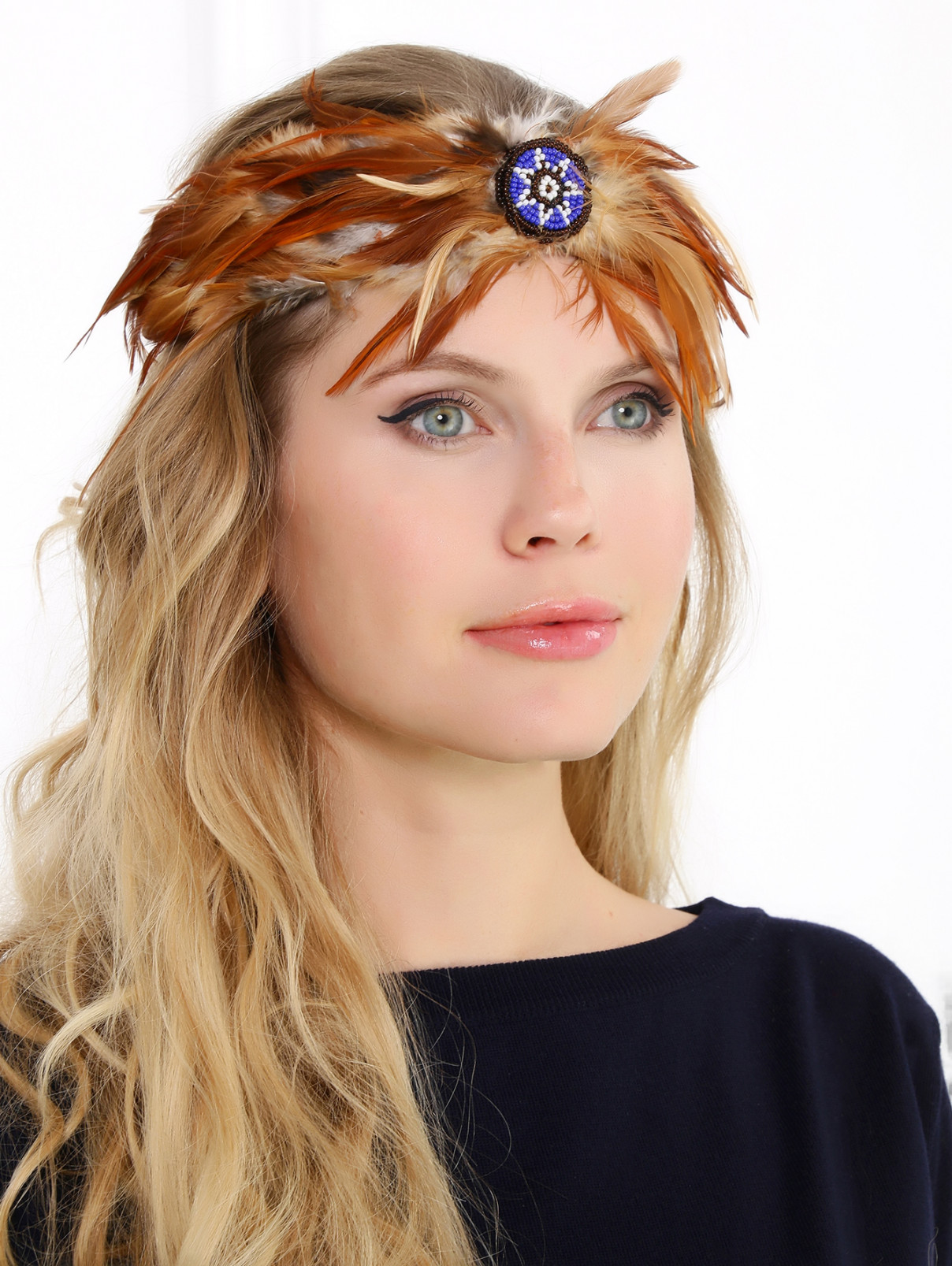 Повязка для волос декорированная перьями и бисером Евгения Линович  –  Модель Общий вид  – Цвет:  Коричневый