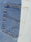 Комбинированные джинсы из голубого и синего денима Ombra  –  Деталь