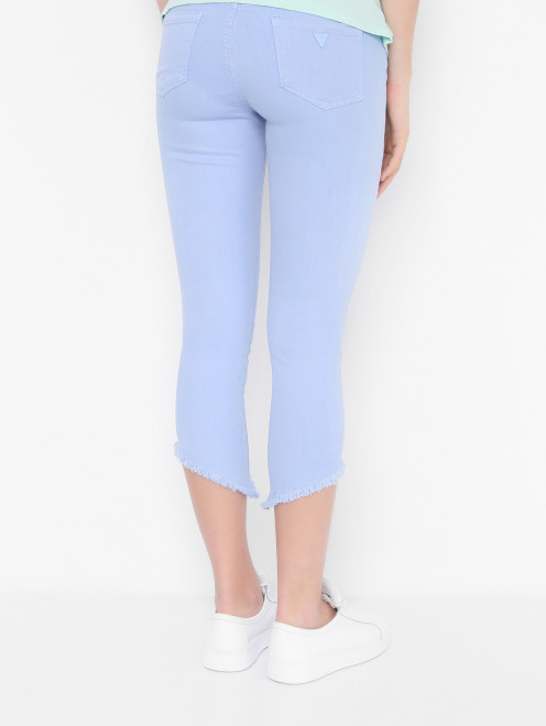 Укороченные джинсы с бахромой - МодельВерхНиз1