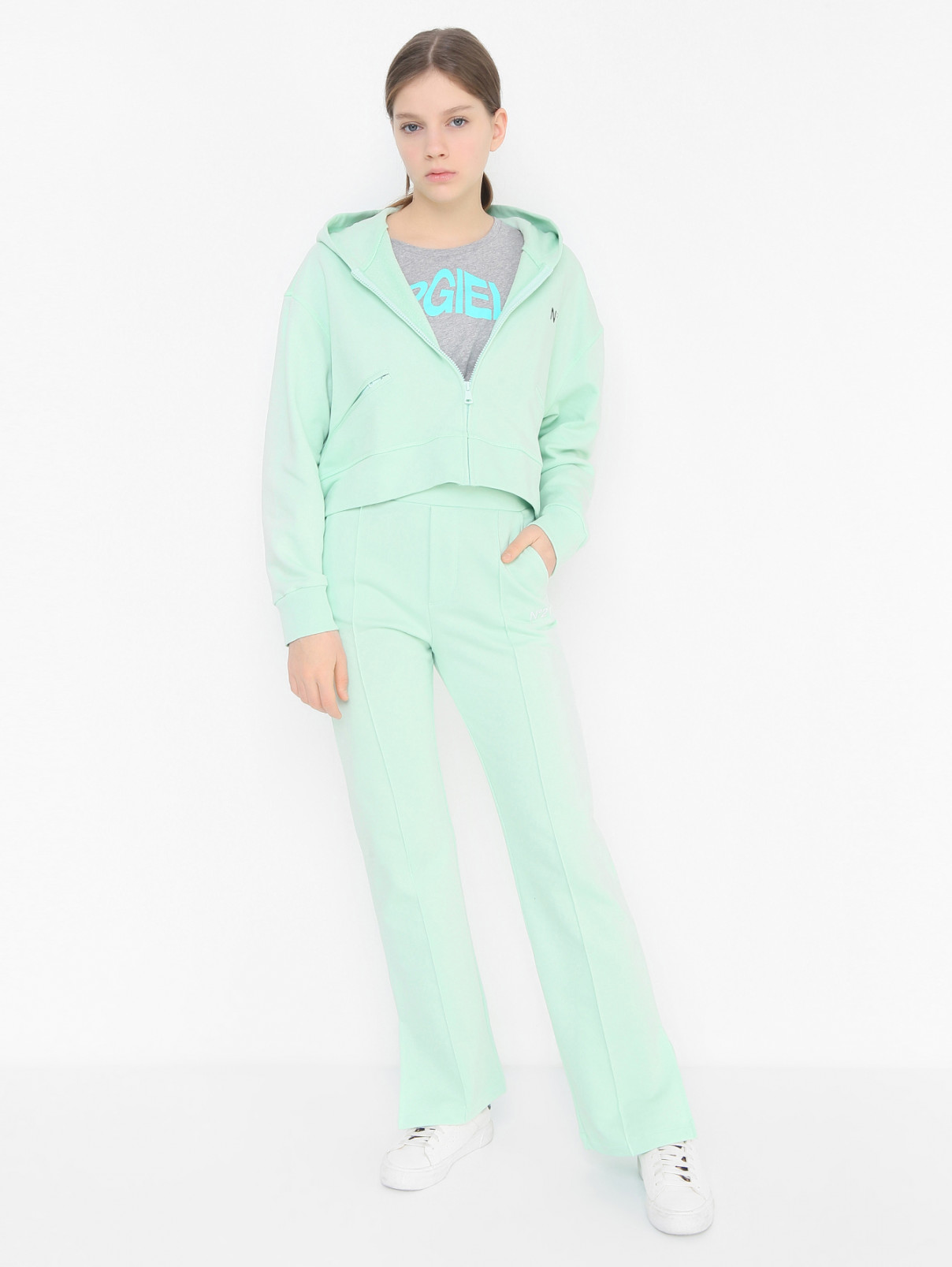 Трикотажные брюки с карманами и вышивкой N21  –  МодельОбщийВид  – Цвет:  Зеленый