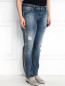 Узкие джинсы из потертого денима, декорированные кристаллами Marina Sport  –  Модель Верх-Низ
