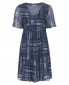 Платье-мини свободного фасона с узором и  V-образным вырезом MKT Studio  –  Общий вид