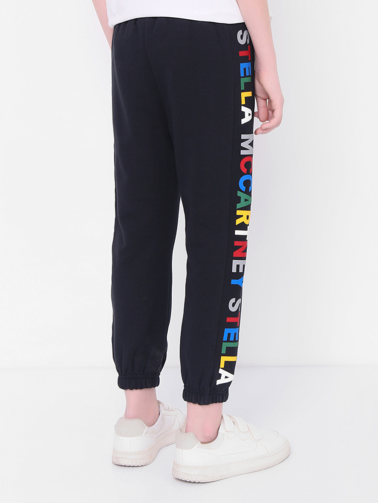 Трикотажные брюки с логотипом Stella McCartney kids  –  МодельВерхНиз1  – Цвет:  Черный