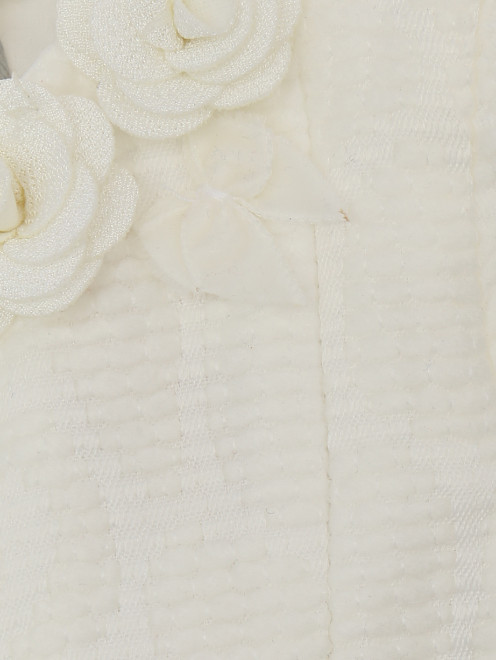 Платье с рельефной текстурой декорированное текстильными цветами - Деталь1