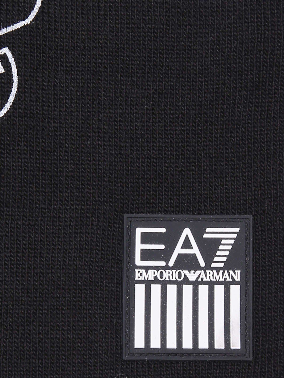 Шапка мелкой вязки с принтом EA 7  –  Деталь  – Цвет:  Черный