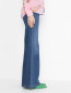 Расклешенные джинсы с карманами Moschino  –  МодельВерхНиз2