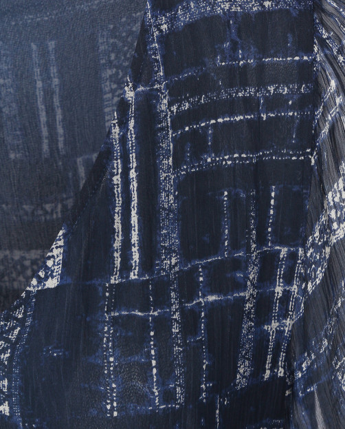 Платье-мини свободного фасона с узором и  V-образным вырезом - Деталь