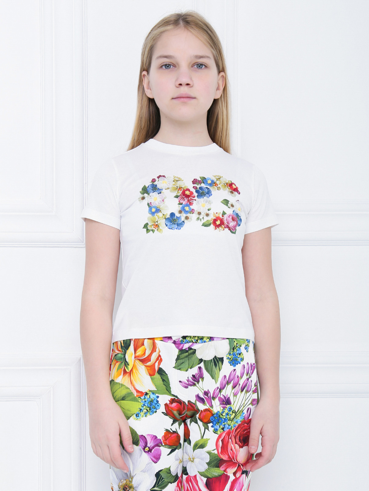 Футболка хлопкоавя с цветочной аппликацией Dolce & Gabbana  –  МодельВерхНиз  – Цвет:  Белый