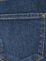 Укороченные джинсы из темного денима J Brand  –  Деталь