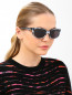 Солнцезащитные очки в пластиковой оправе с принтом Moschino  –  Модель Общий вид
