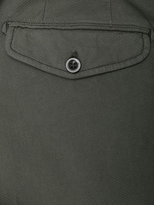 Однотонные брюки из рельефной ткани - Деталь