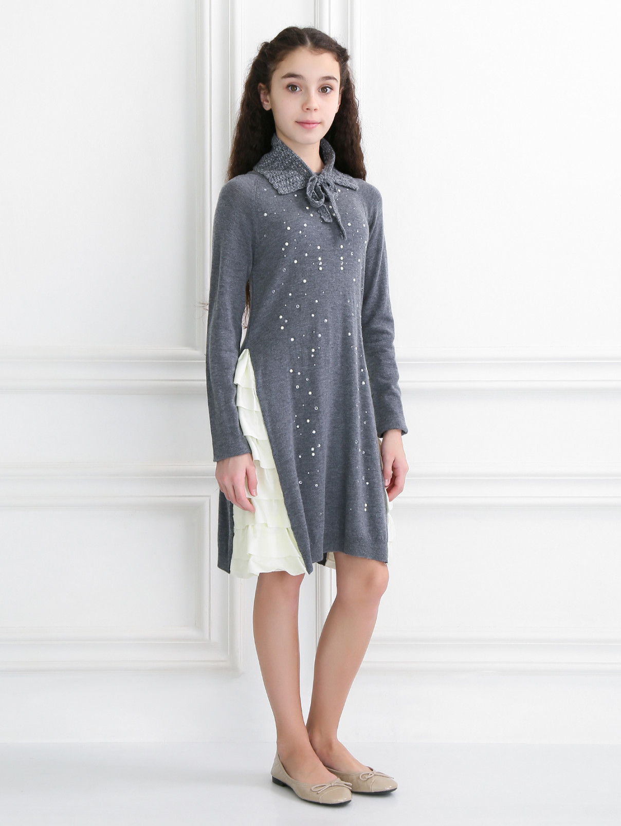 Трикотажное платье с шелковистыми вставками и воротничком MiMiSol  –  Модель Общий вид  – Цвет:  Серый