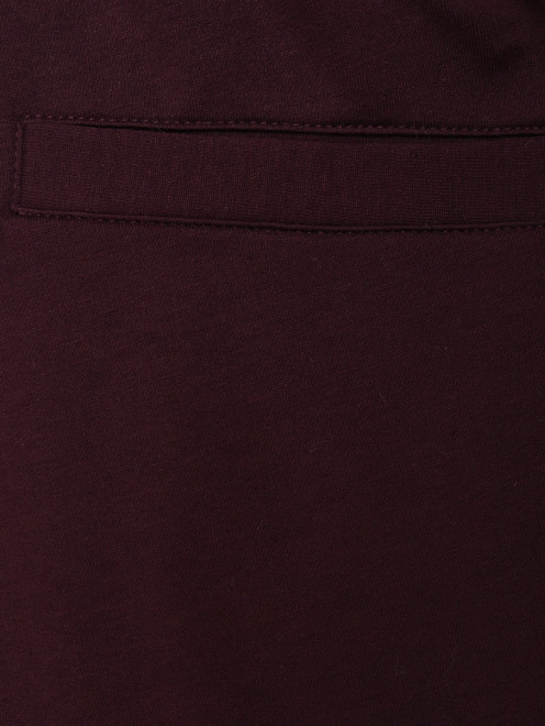 Трикотажные брюки на резинке с карманами - Деталь