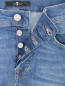 Укороченные джинсы из светлого денима с потертостями 7 For All Mankind  –  Деталь1