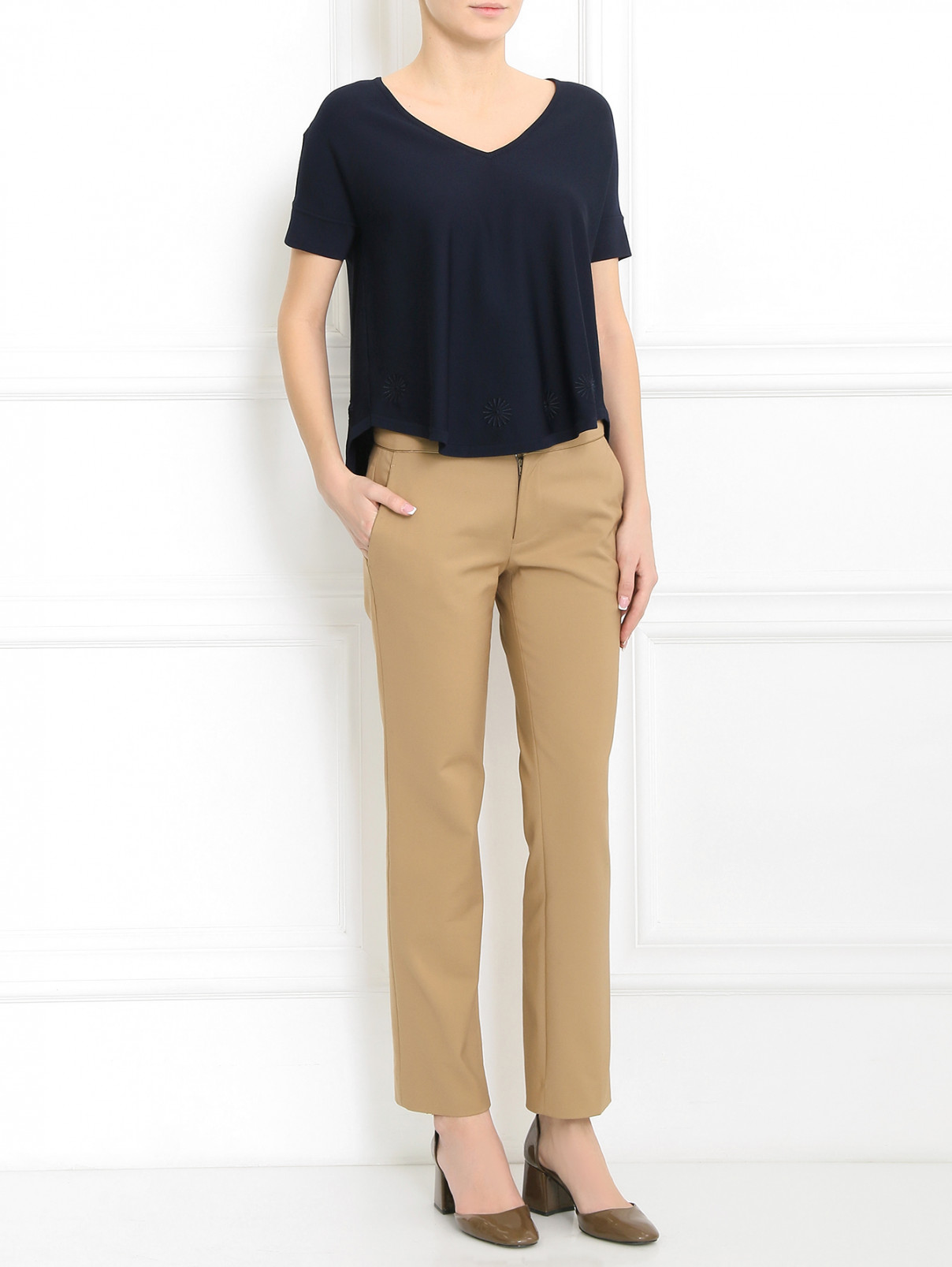 Джемпер из вискозы с V-образным вырезом асимметричного и свободного кроя с вышивкой Armani Jeans  –  Модель Общий вид  – Цвет:  Синий