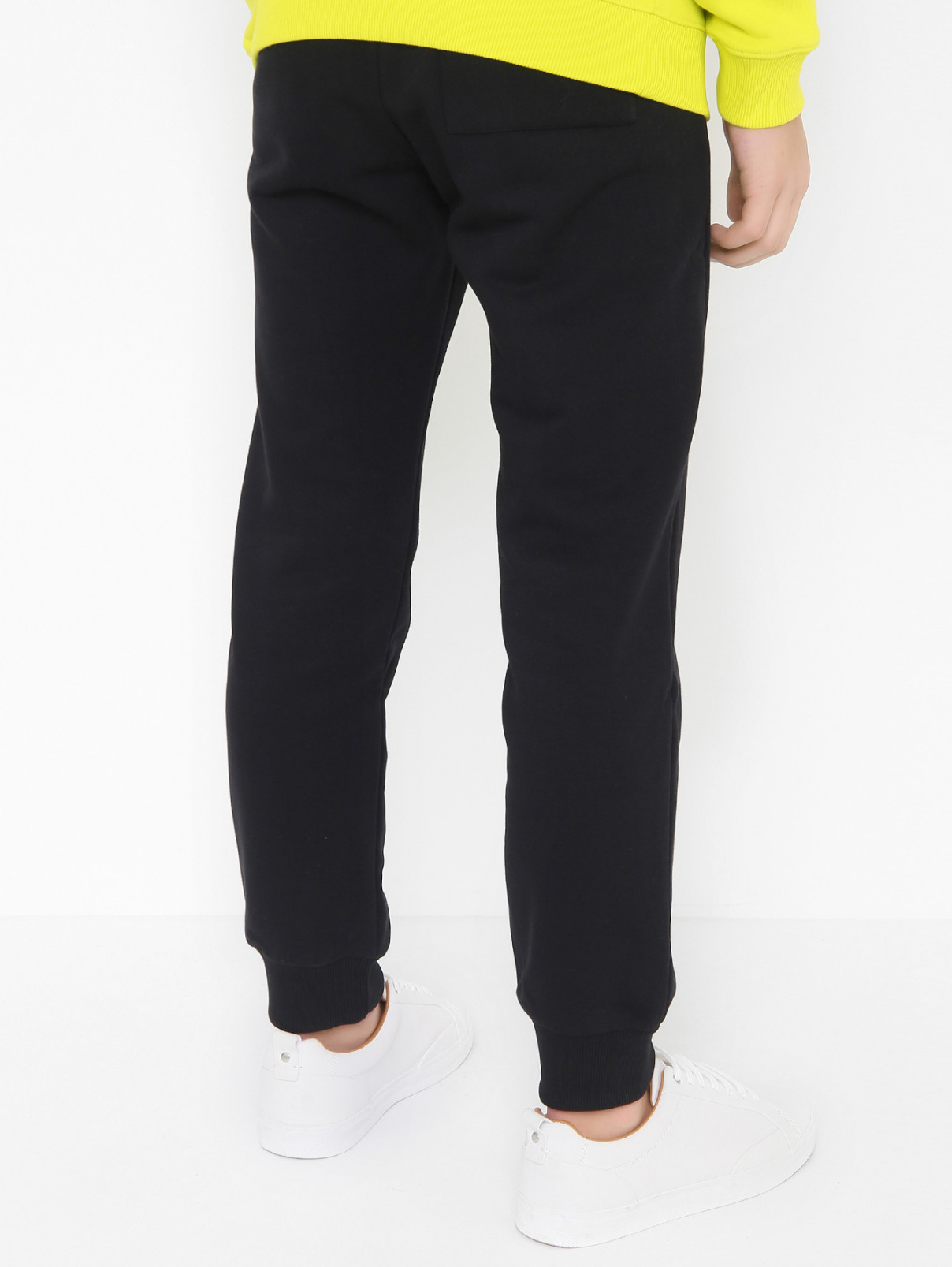 Трикотажные брюки с принтом Givenchy  –  МодельВерхНиз1  – Цвет:  Черный
