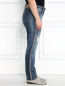 Узкие джинсы из потертого денима, декорированные кристаллами Marina Sport  –  Модель Верх-Низ2