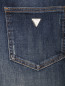 Укороченные джинсы с потертостями Guess  –  Деталь