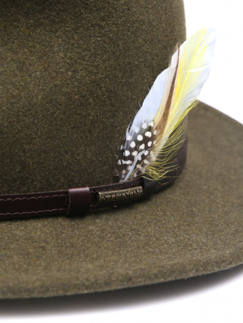 Шляпа из шерсти с декоративным пером - Деталь
