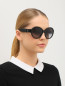 Солнцезащитные очки в круглой пластиковой оправе с декором на дужках Chanel  –  Модель Общий вид